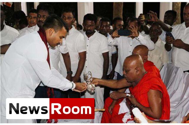 News-Room-පොහොට්ටුවේ-අපේක්ෂක-නාමල්-කතරගම-පුදබිමේ.jpg