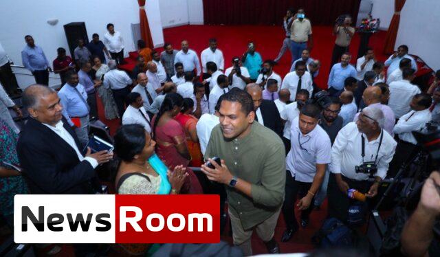 News-Room-හරීන්-ඇමති-ධූරයන්ගෙන්-සමු-ගනිමින්-නිලධාරීන්ගෙන්-කළ.jpg