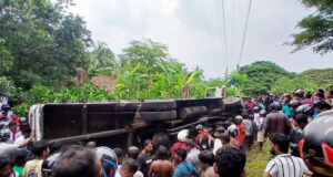 News Room : තලාවේ බිහිසුණු අනතුරින් පහක් මරුට.. 50කට තුවාලයි..