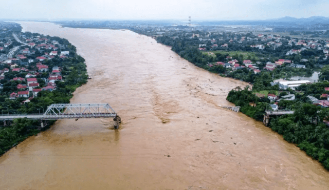 News Room : Cars plunge into river as super typhoon