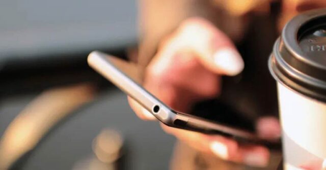 News Room : Mobile phone users can retain numbers after network switch