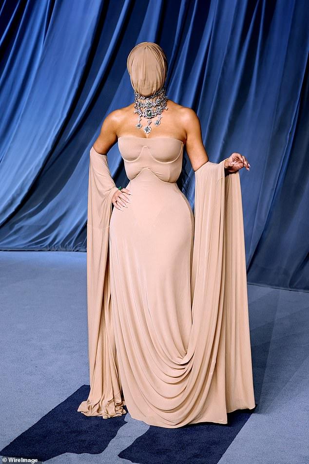 News Room : Celebrity cosmetic expert weighs in on wild theory about why celebrities like Kim Kardashian hide their faces on the red carpet