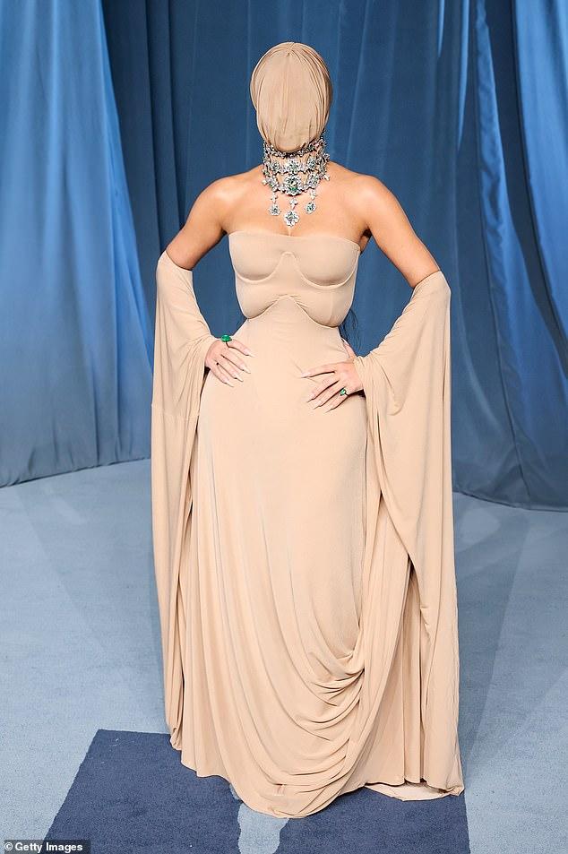 News Room : Kim Kardashian stuns onlookers in horrifying MASKED look at one of Hollywood’s biggest galas