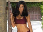 News Room : Kylie Jenner shows off ripped abs in clinging sports bra and tiny shorts for sizzling photos News Room Kylie Jenner shows off ripped abs in