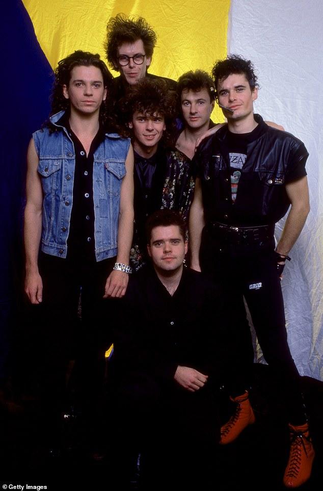 News Room : INXS pay tribute to Michael Hutchence -