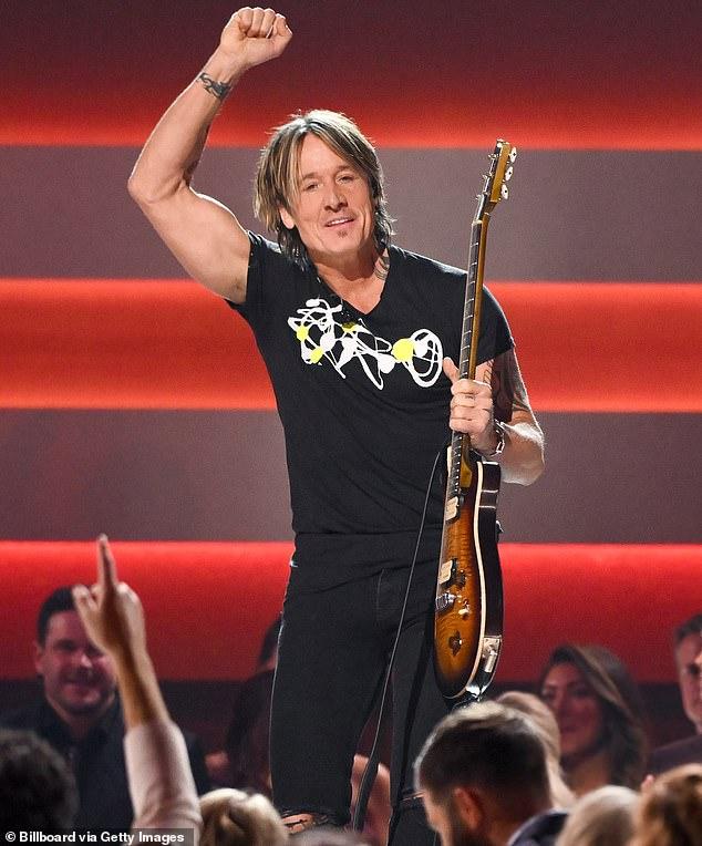 News Room : Keith Urban shocks crowd with first TV