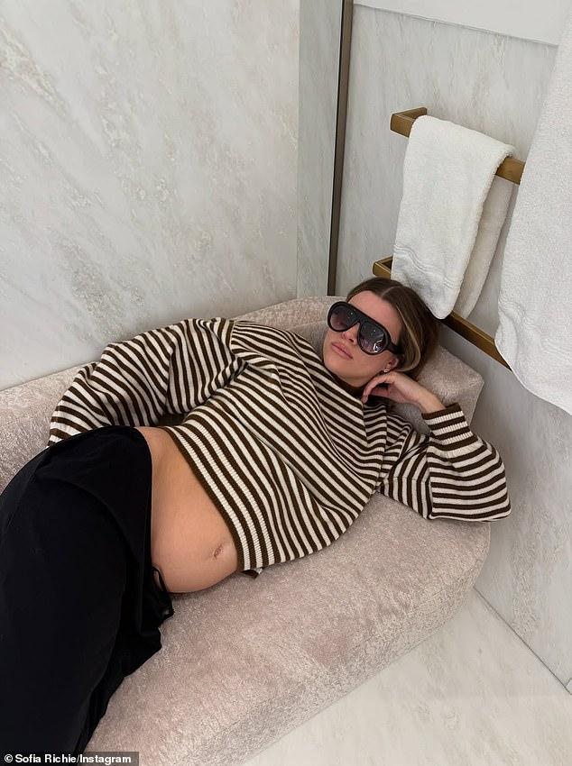 News Room : Sofia Richie marks five months of second pregnancy as she shows off baby bump inside her VERY spacious bathroom