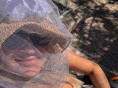 News Room : Guess who? Aussie TV star goes incognito as she flaunts her INSANE body in skimpy bikini and head net during ‘worst fly season in 40 years’