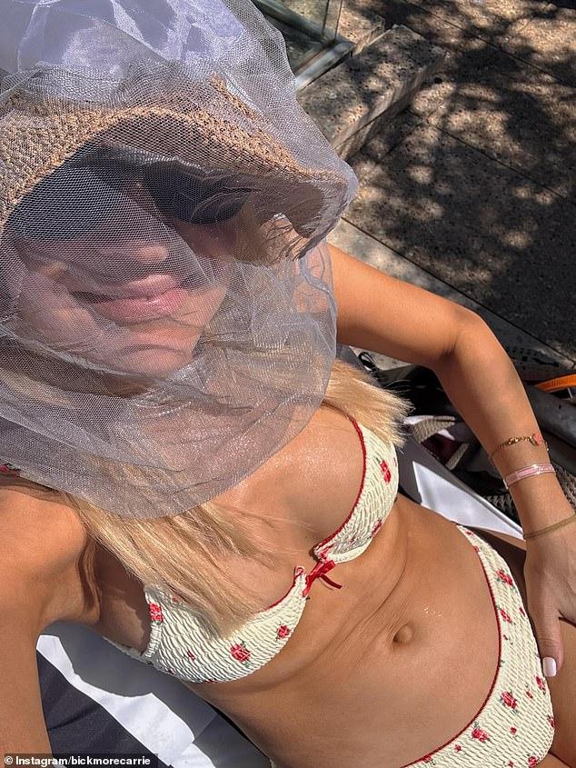 News Room : Guess who? Aussie TV star goes incognito as she flaunts her INSANE body in skimpy bikini and head net during ‘worst fly season in 40 years’