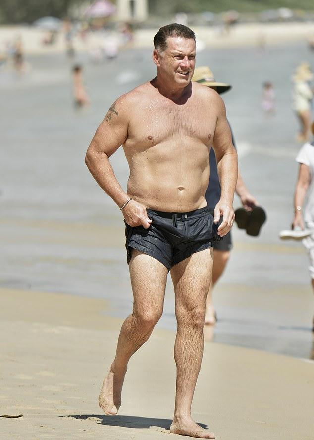 News Room : Karl Stefanovic shows off his incredible weight loss as he enjoys a swim at Noosa beach with his brother Peter and sister-in-law Sylvia Jeffreys – one year after THAT ‘dad bod’ beach photo confession