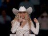 News Room Lainey Wilson accused of copying Beyonces Christmas