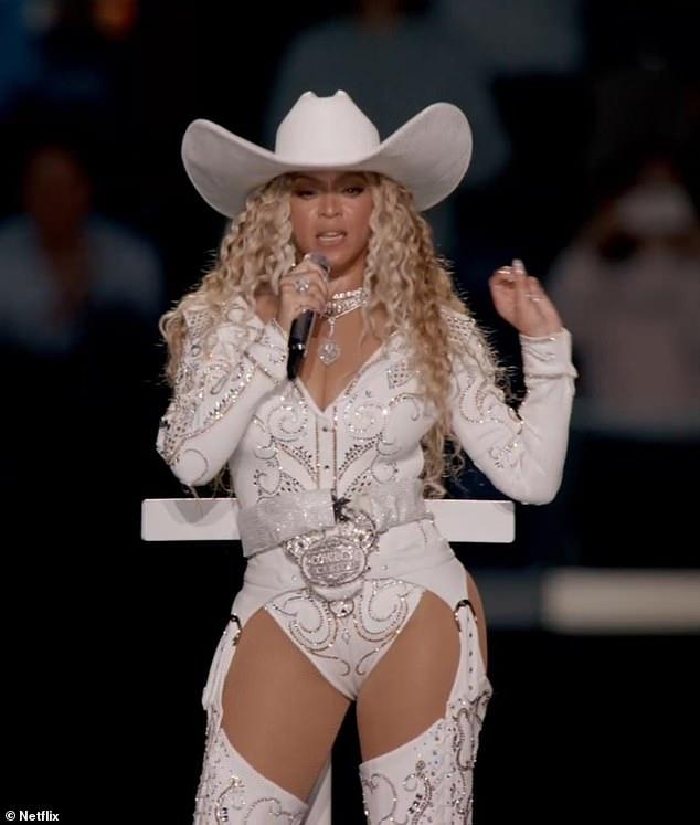 News Room : Lainey Wilson accused of copying Beyonce’s Christmas halftime show