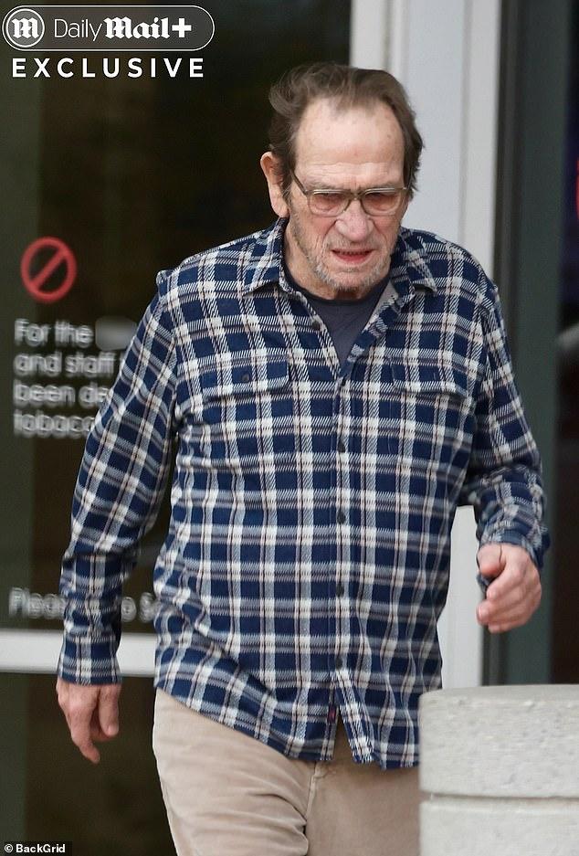 News Room : Fears for frail and limping Tommy Lee Jones as he’s seen for first time since daughter’s shock death at 34… prompting tragic admission from insiders