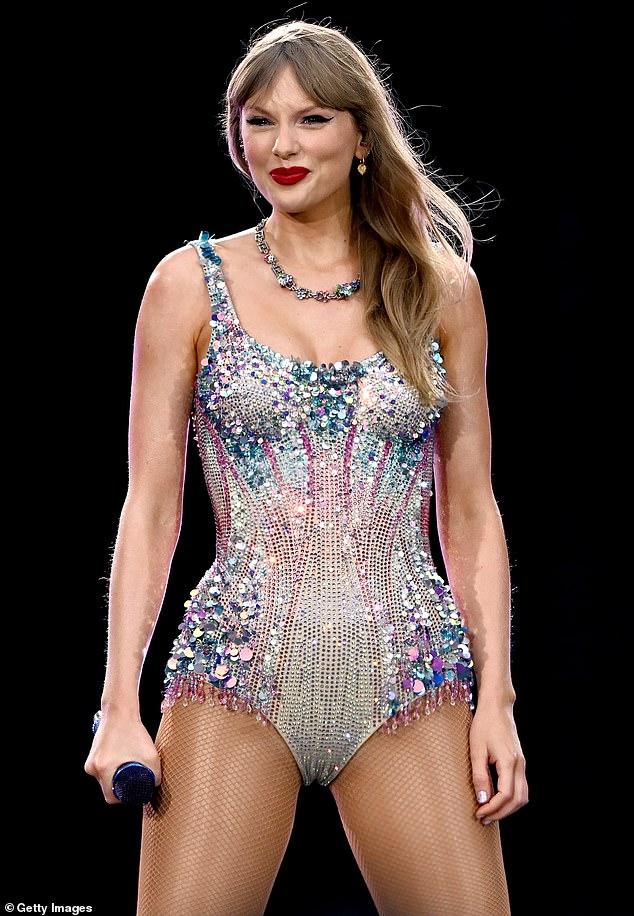 News Room : Taylor Swift makes surprise appearance in snowy photo with two NFL reporters