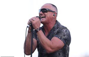 News Room : Shannon Noll doesn’t look like this anymore! Australian Idol star shows off freshly shorn head as he entertains A-League fans in Newcastle News Room Shannon Noll doesnt look like this anymore