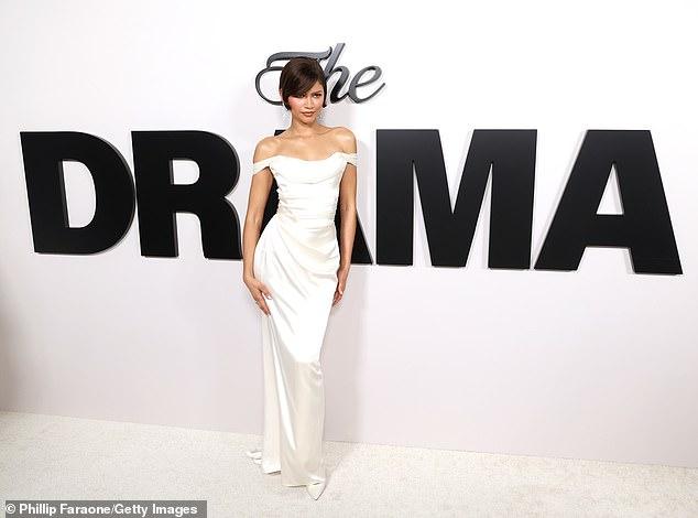 News Room : Zendaya slips back into her 2015 Oscars