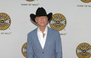 News Room : Country star Kenny Chesney has awkward response to his song going viral in ‘cheating’ video News Room Country star Kenny Chesney has awkward response