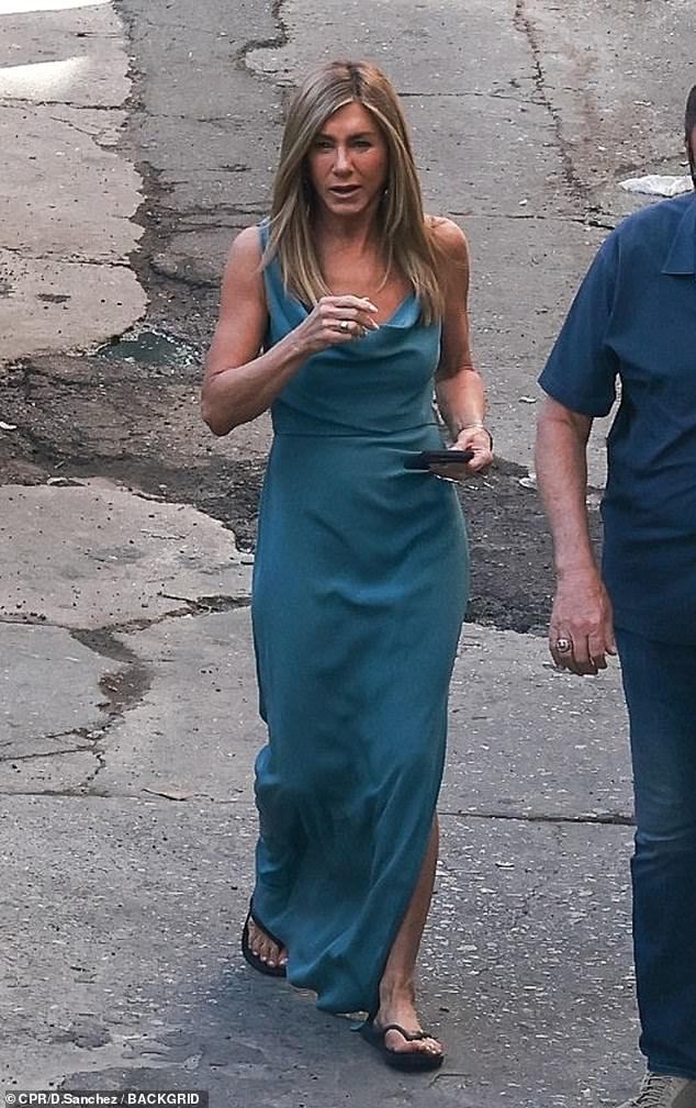 News Room : Jennifer Aniston looks tan and fit wearing