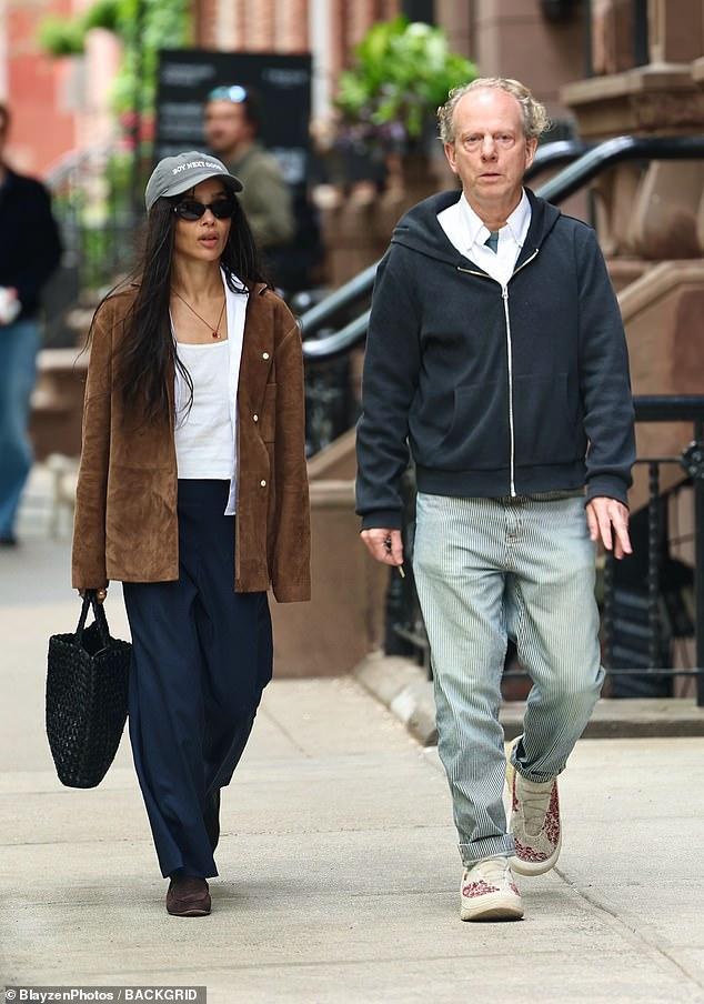 News Room : Zoe Kravitz hides massive engagement ring on