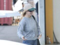 News Room : Hollywood star goes incognito as she touches down at Gold Coast Airport with millionaire boyfriend