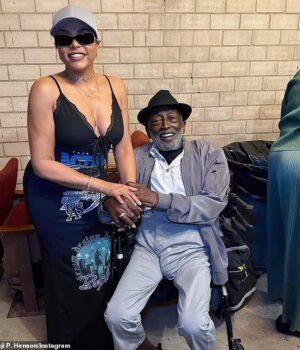 News Room : Original SNL star Garrett Morris, 89, goes viral with eye-popping photo of his bulge: ‘I can’t unsee it’ News Room Original SNL star Garrett Morris 89 goes