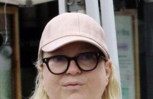 News Room : Rarely-seen Australian pop star Sia steps out makeup-free in Los Angeles News Room Rarely seen Australian pop star Sia steps out