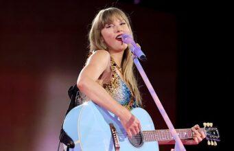 News Room : Taylor Swift tears up delivering 21-MINUTE speech as she becomes youngest woman EVER to be inducted into Songwriters Hall Of Fame News Room Taylor Swift tears up delivering 21 MINUTE speech
