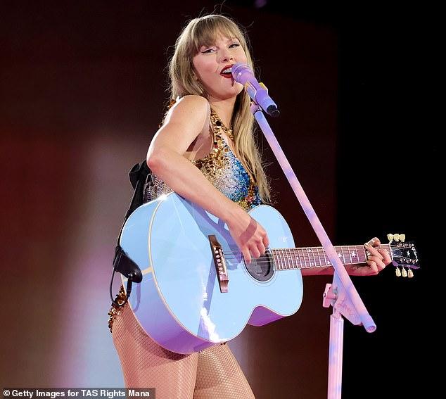 News Room : Taylor Swift tears up delivering 21-MINUTE speech as she becomes youngest woman EVER to be inducted into Songwriters Hall Of Fame
