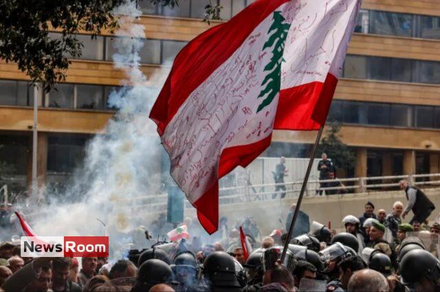 News Room : Lebanese take to streets as anger over