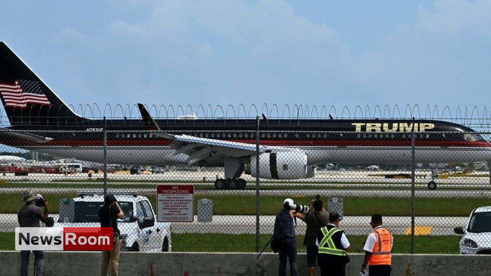 News Room : Trump arrives in Florida ahead of court