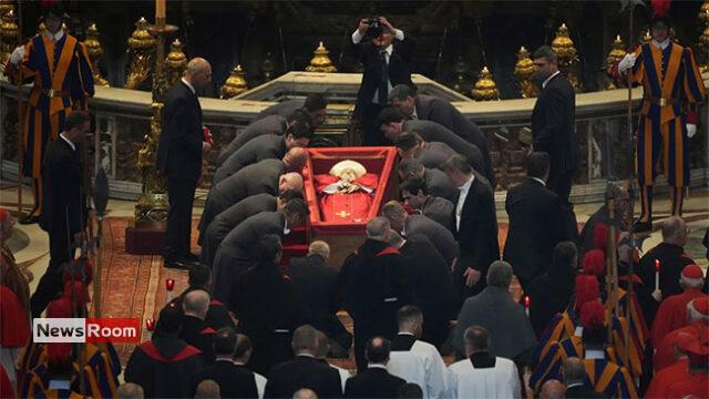 News Room : Pope Francis' coffin arrives at St. Peter's