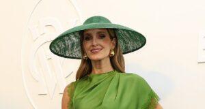 News Room : Celebrity arrivals trickle in for 2025 Stakes Day at Melbourne Cup Carnival as Kate Waterhouse leads the pack with stunning emerald gown
