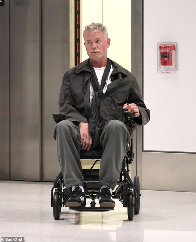 News Room : Frail Eric Dane, 52, maneuvers wheelchair through