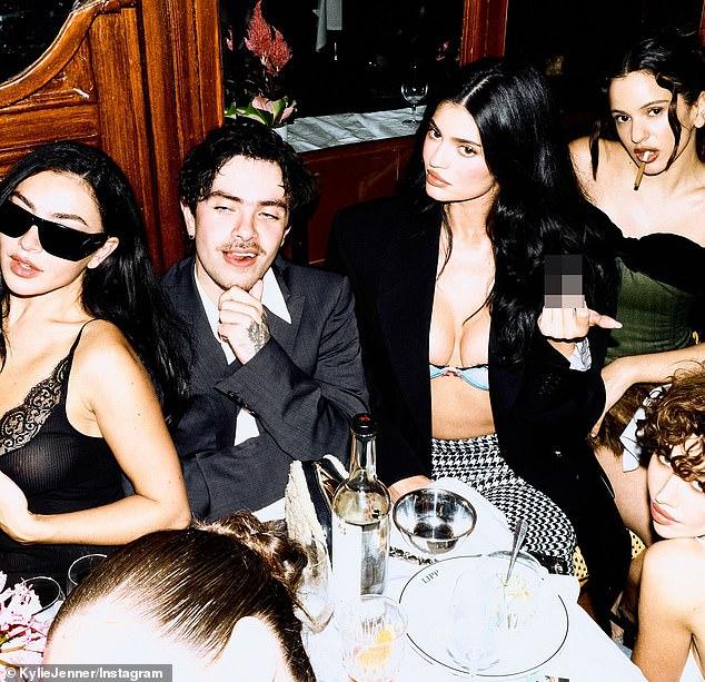 News Room : Kylie Jenner flips the bird next to