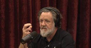 News Room : Russell Crowe calls US the ‘greatest country in the world’ as he throws support behind Joe Rogan’s politics