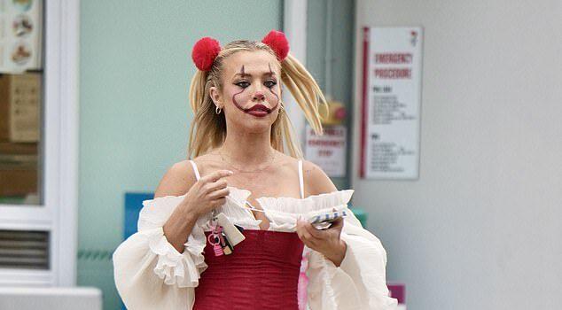 News Room : Tammy Hembrow turns heads in a racy red corset while taking her kids trick-or-treating for Halloween News Room Tammy Hembrow turns heads in a racy