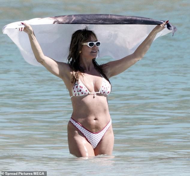 News Room : Bikini-clad Heidi Klum, 52, dries off with