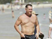 News Room : Karl Stefanovic shows off his incredible weight loss as he enjoys a swim at Noosa beach with his brother Peter and sister-in-law Sylvia Jeffreys – one year after THAT ‘dad bod’ beach photo confession News Room Karl Stefanovic shows off his incredible weight