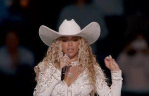 News Room : Lainey Wilson accused of copying Beyonce’s Christmas halftime show