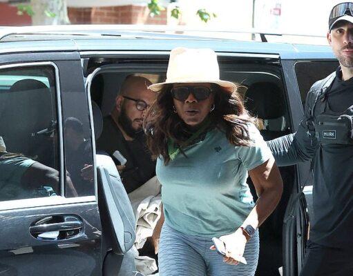 News Room : Oprah Winfrey looks trim in a pair of tight leggings following a stroll and breakfast in Bondi after dropping 20kg with Ozempic News Room Oprah Winfrey looks trim in a pair