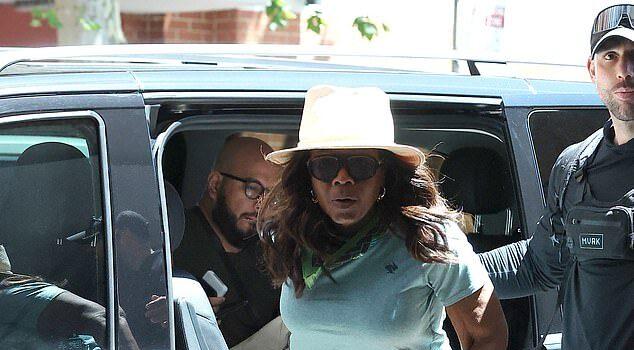 News Room : Oprah Winfrey looks trim in a pair of tight leggings following a stroll and breakfast in Bondi after dropping 20kg with Ozempic News Room Oprah Winfrey looks trim in a pair
