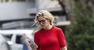 News Room : Elsa Pataky puts on a leggy display in monochrome look as she returns to her Byron Bay home solo while husband Chris Hemsworth promotes new film overseas