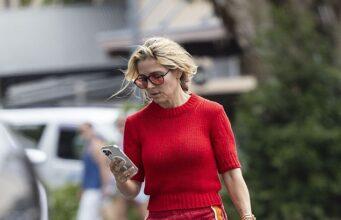 News Room : Elsa Pataky puts on a leggy display in monochrome look as she returns to her Byron Bay home solo while husband Chris Hemsworth promotes new film overseas News Room Elsa Pataky puts on a leggy display