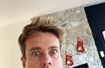 News Room : Grant Denyer shocks as he strips COMPLETELY NAKED and goes skinny dipping on air: ‘Are you ready?’ News Room Grant Denyer shocks as he strips COMPLETELY