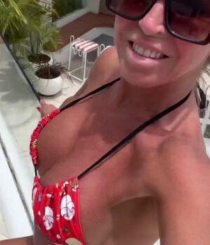 News Room : Happy new rear! Aussie TV presenter, 53, shows off her bare bottom in skimpy bikini – after bragging ‘hot men in their 20s’ are desperate to date her News Room Happy new rear Aussie TV presenter 53