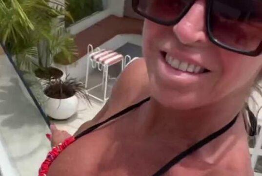 News Room : Happy new rear! Aussie TV presenter, 53, shows off her bare bottom in skimpy bikini – after bragging ‘hot men in their 20s’ are desperate to date her News Room Happy new rear Aussie TV presenter 53