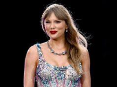 News Room : Taylor Swift makes surprise appearance in snowy photo with two NFL reporters