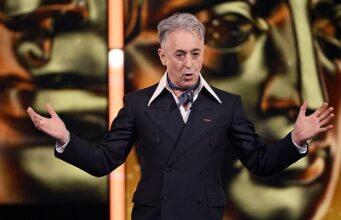News Room : BAFTAs host Alan Cumming thanks audience for understanding as Tourette’s sufferer yells racial slurs during ceremony before leaving halfway through News Room BAFTAs host Alan Cumming thanks audience for