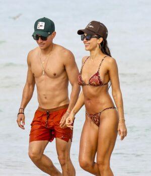 News Room Bikini clad Jessica Alba 44 packs on the