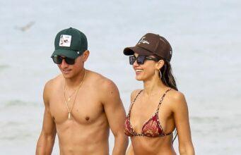 News Room Bikini clad Jessica Alba 44 packs on the